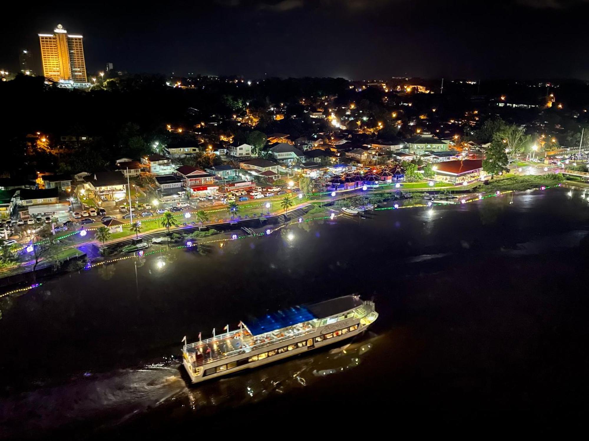 Kuching City Center Riverbank Suites With Marvelous River View Екстериор снимка