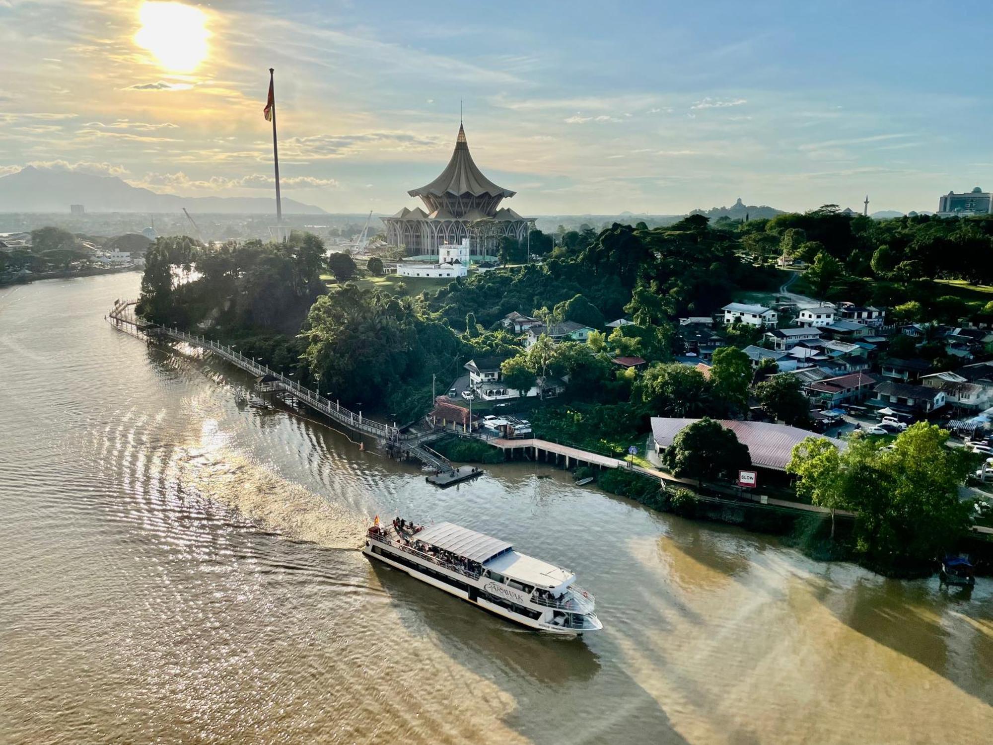 Kuching City Center Riverbank Suites With Marvelous River View Екстериор снимка