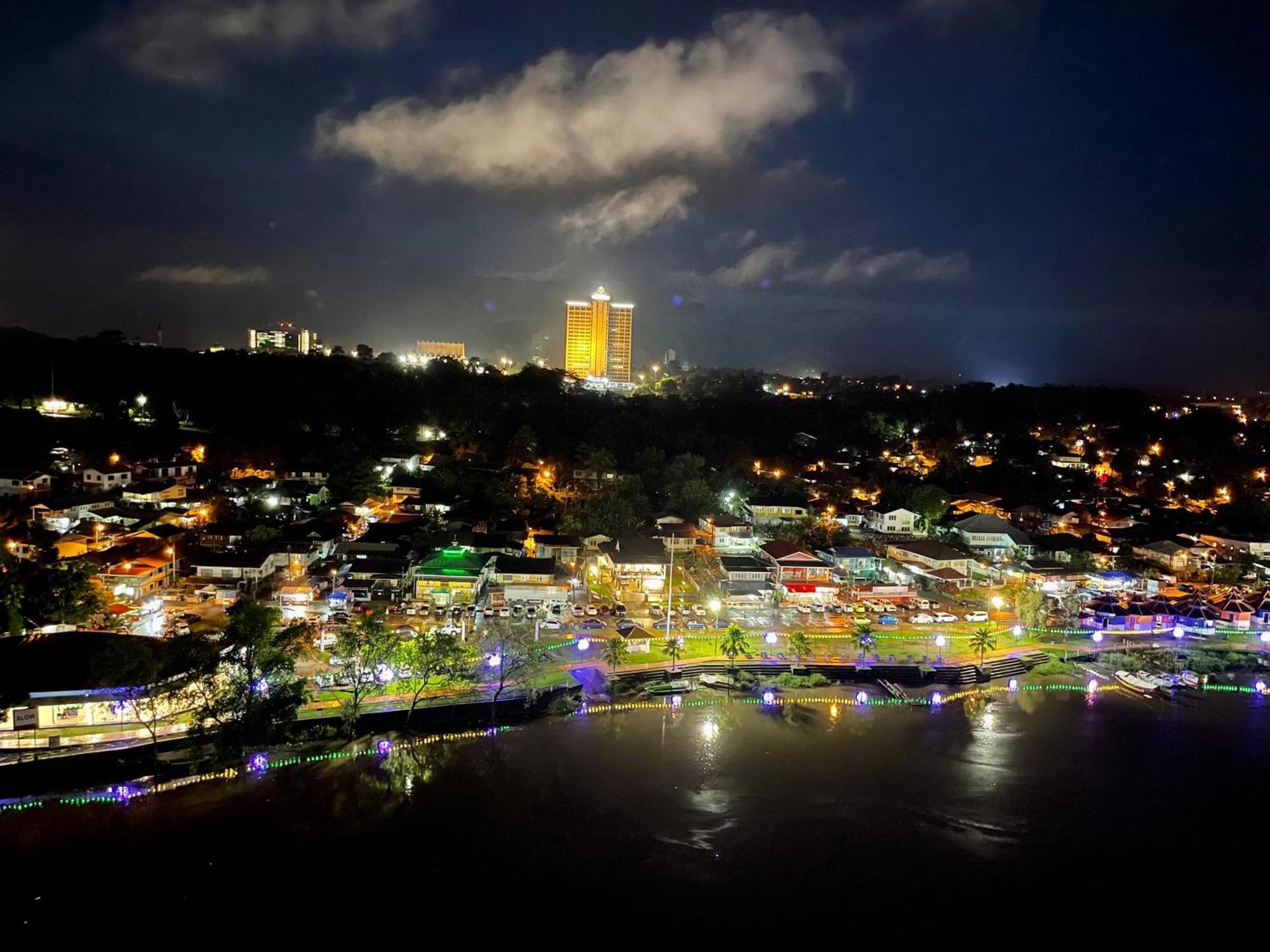 Kuching City Center Riverbank Suites With Marvelous River View Екстериор снимка
