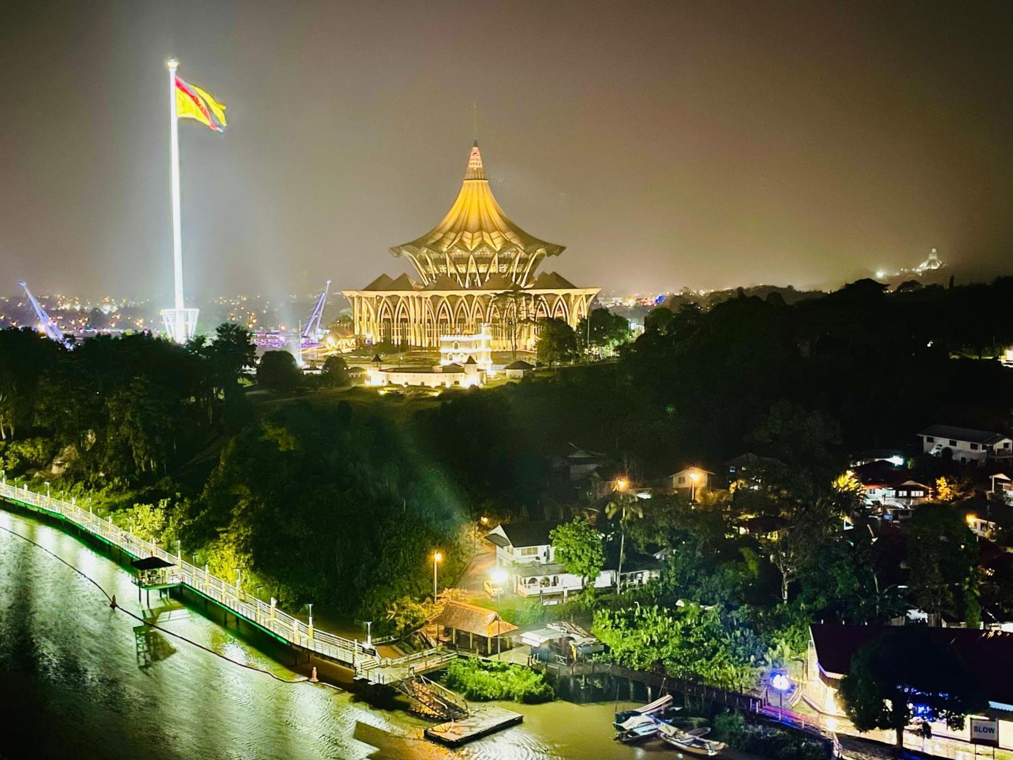 Kuching City Center Riverbank Suites With Marvelous River View Екстериор снимка