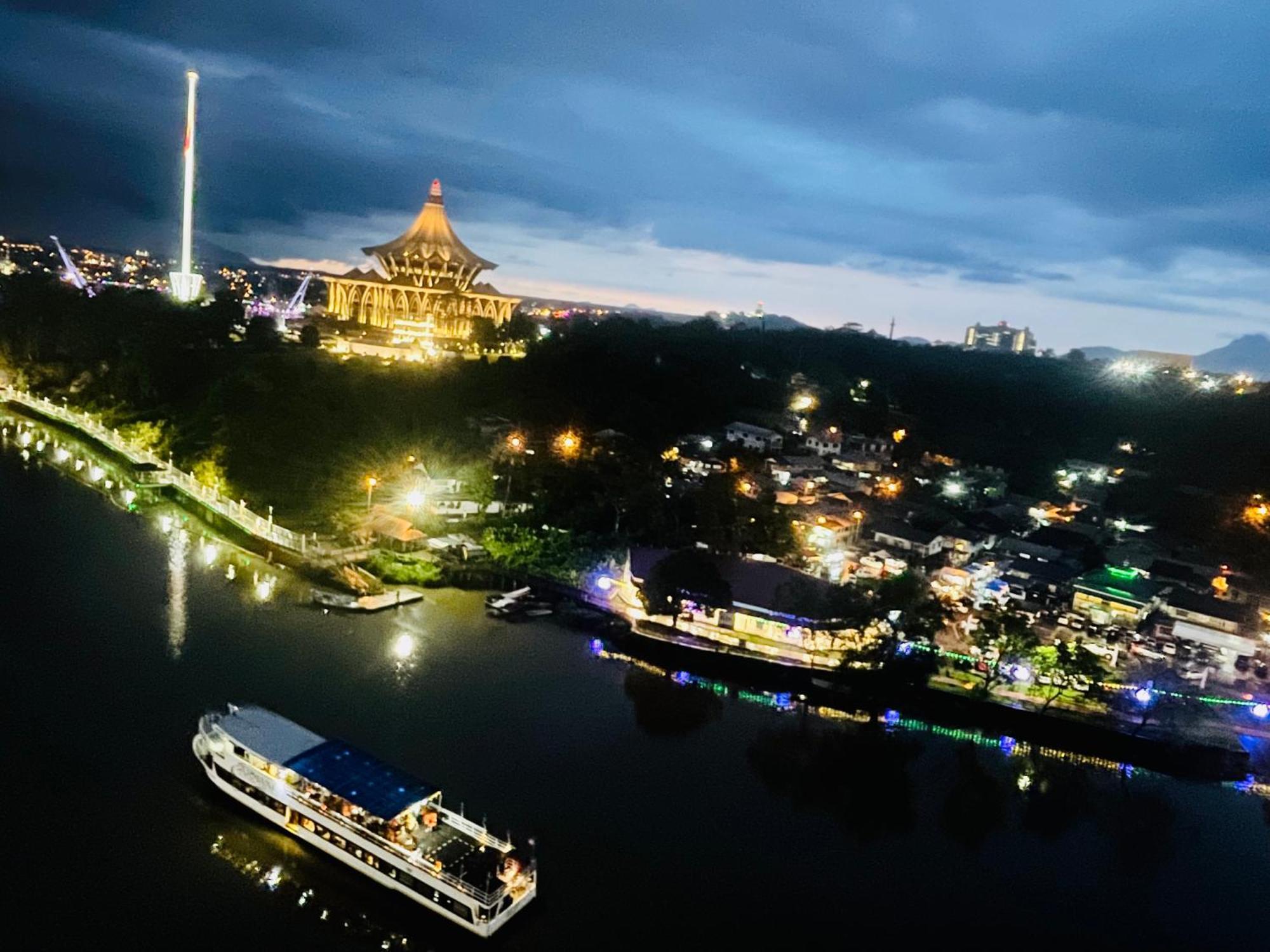 Kuching City Center Riverbank Suites With Marvelous River View Екстериор снимка